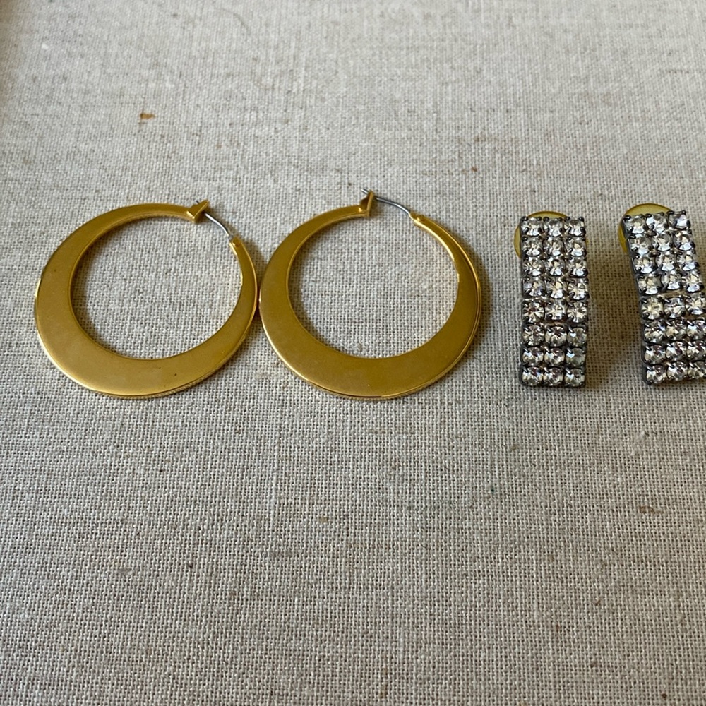 2pair cute earrings. Gold tone hoops and silver sparkles